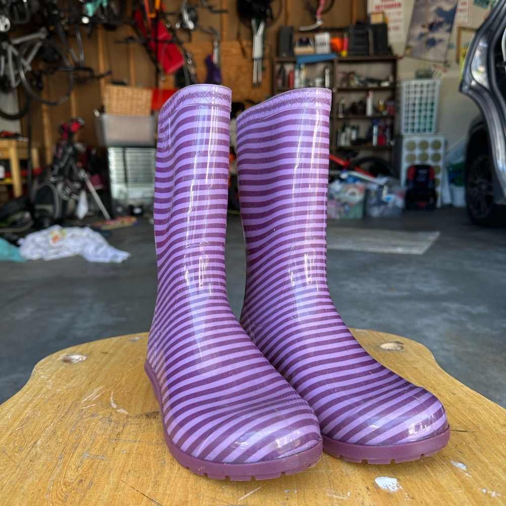 NEW UGG RAINBOOTS